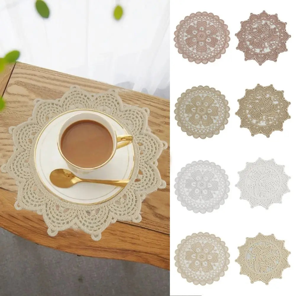 serviettes table brodées fleurées vintage romantique beige blanc marron clair tasse soucoupe cuillère