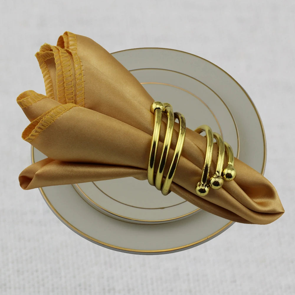 serviette table satin anneau doré mariage décoration table repas classique