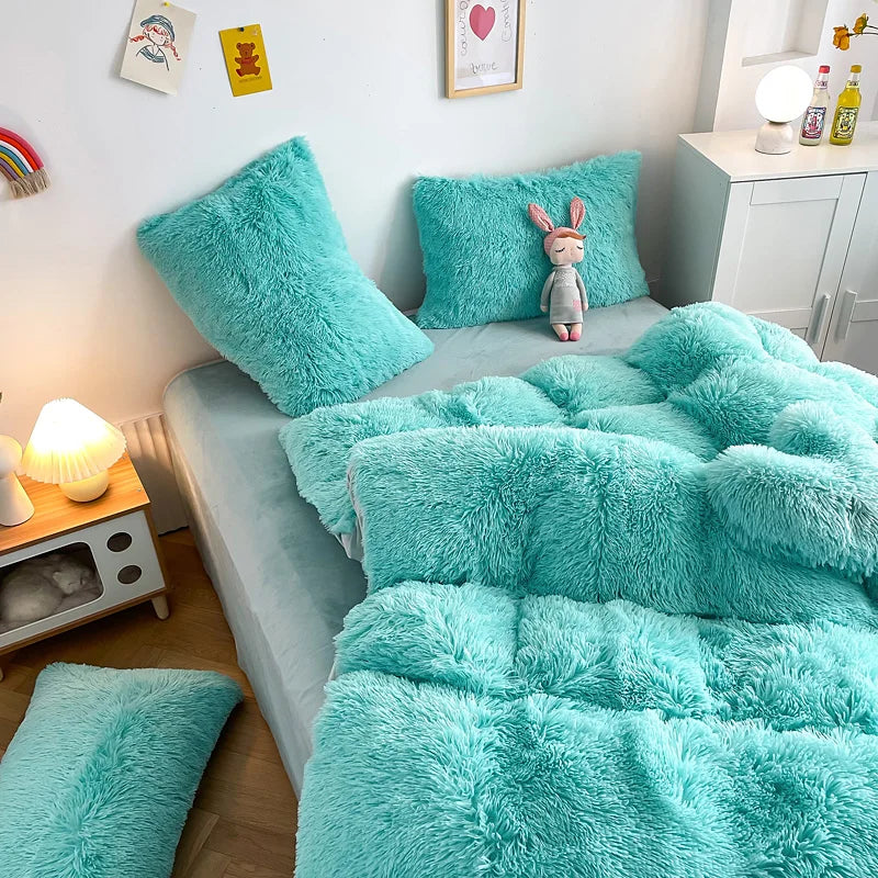 Housse de couette noire dans chambre décorée moderne