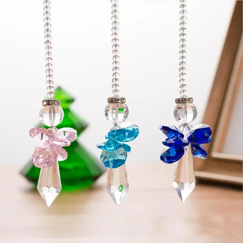 Suncatcher ange en cristal K9 suspendu à une fenêtre avec reflets lumineux