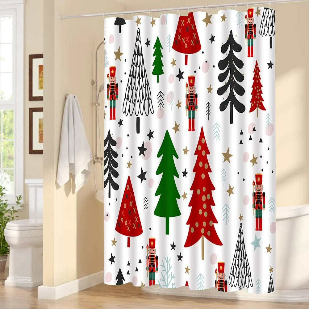 Image de rideaux festifs de couleur rouge, richement décorés avec des ornements de Noël. Les rideaux, présentant un thème de vacances, sont ornés de décorations de Noël scintillantes, comprenant des ornements d'arbres de Noël et des décorations de vacances, ajoutant une ambiance chaleureuse et festive à l'intérieur de la maison pendant la veillée de Noël et le jour de Noël.