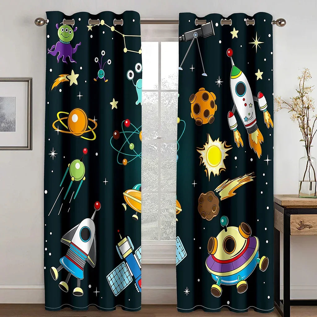 Rideaux à motif spatial en tissu de haute qualité, présentant des étoiles brillantes, des fusées colorées et des vaisseaux spatiaux détaillés, idéal pour décorer la chambre d'un passionné de l'espace et apporter une touche créative à votre intérieur.