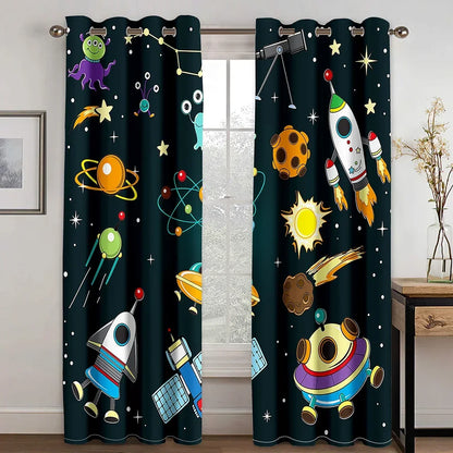 Rideaux à motif spatial en tissu de haute qualité, présentant des étoiles brillantes, des fusées colorées et des vaisseaux spatiaux détaillés, idéal pour décorer la chambre d'un passionné de l'espace et apporter une touche créative à votre intérieur.