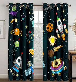 Rideaux à motif spatial en tissu de haute qualité, présentant des étoiles brillantes, des fusées colorées et des vaisseaux spatiaux détaillés, idéal pour décorer la chambre d'un passionné de l'espace et apporter une touche créative à votre intérieur.