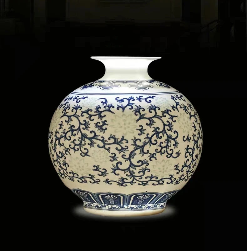 Superbe vase en porcelaine blanche décoré de motifs floraux bleus élégants sur un fond crème, créant un design classique et sophistiqué.