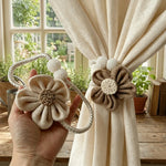 accessoire fenêtre fleurs crochet tissu texturé clips beige marron clair decoratif artisanal