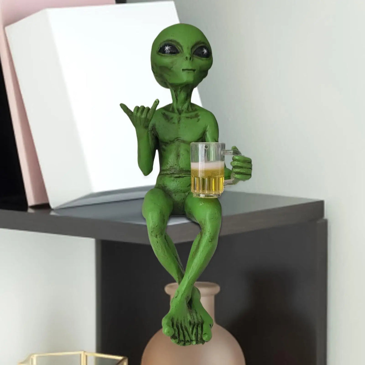figurines aliens assis verres bière vert gris détails musculaires decoratifs humoristiques science fiction