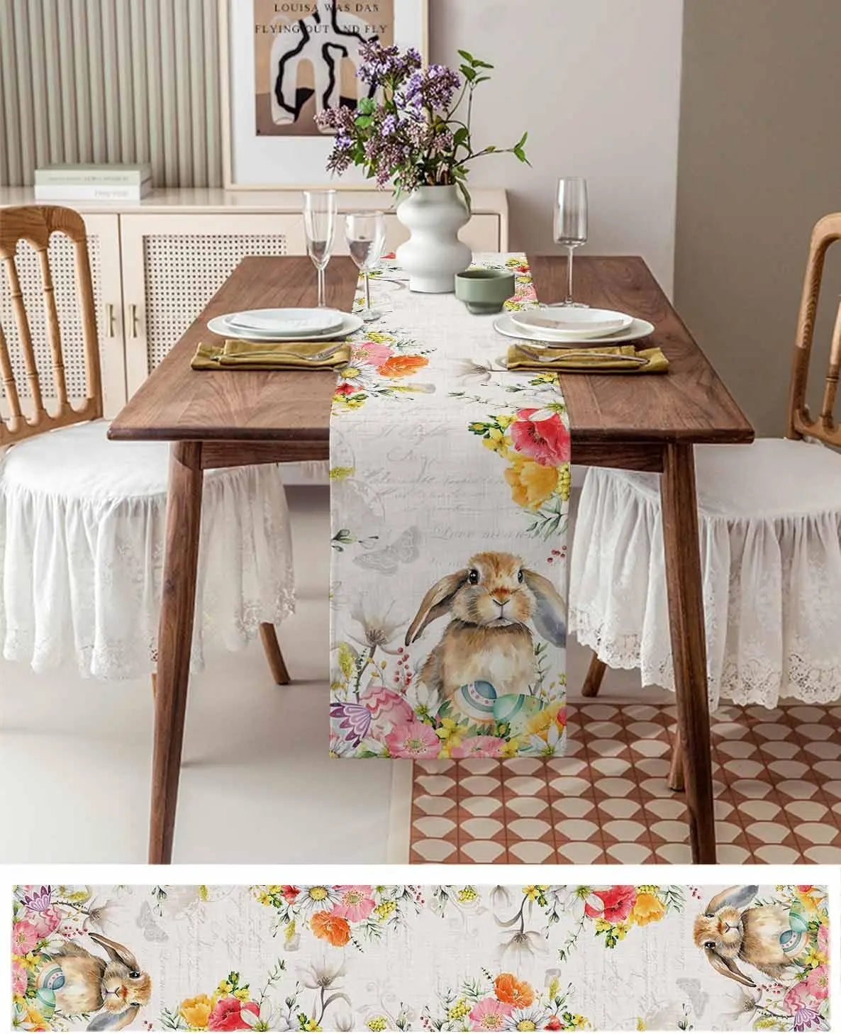 La nappe de table avec des motifs floraux et des lapins est une décoration murale attrayante qui apporte une touche rustique et chaleureuse à la salle à manger.