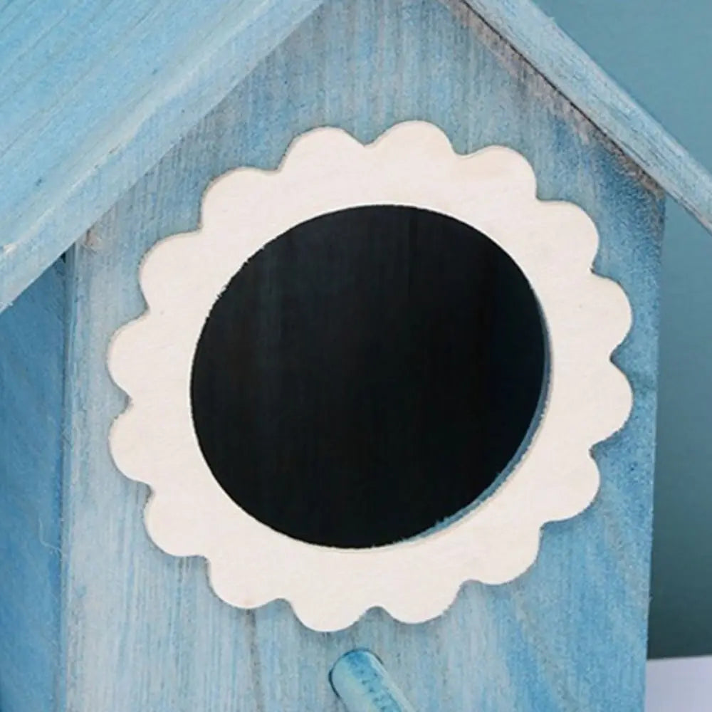 nichoir oiseaux bois peint bleu clair bordure dentelée cordelette suspension extérieur simple rustique