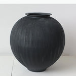 vases noirs blancs rayures verticales modernes opaques décoration maison