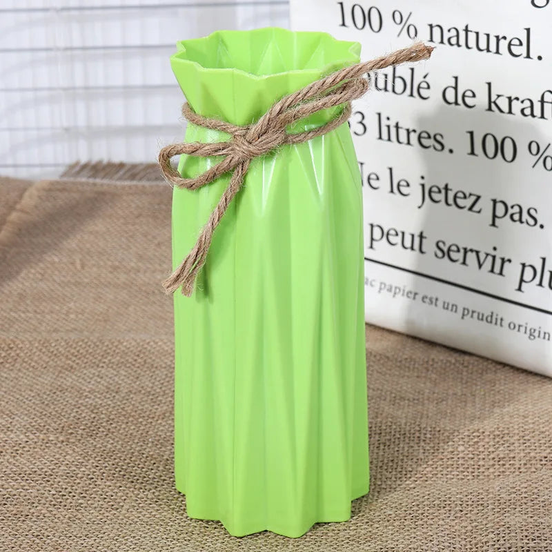 vases décoratifs modernes plissés fleurs artificielles couleurs variées salon minimaliste
