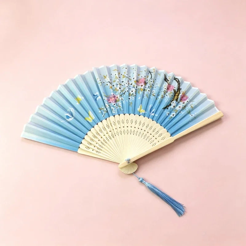 éventail pliant fleurs cerisier papillons art japonais traditionnel tassel couleur bleu rose