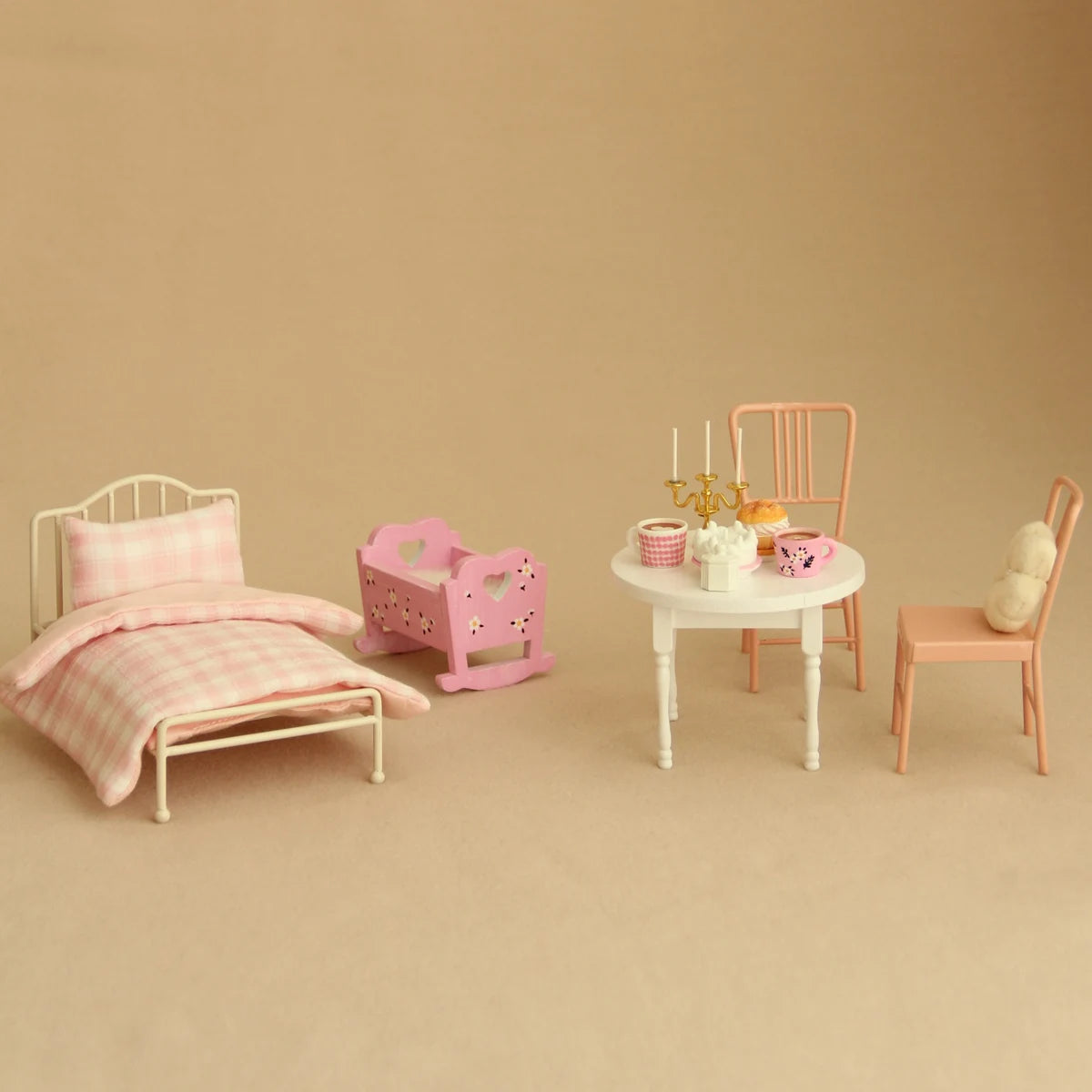 lit miniature fer forgé ensemble literie rose carreaux chaise table bougies tasse décoration murale
