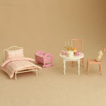 lit miniature fer forgé ensemble literie rose carreaux chaise table bougies tasse décoration murale