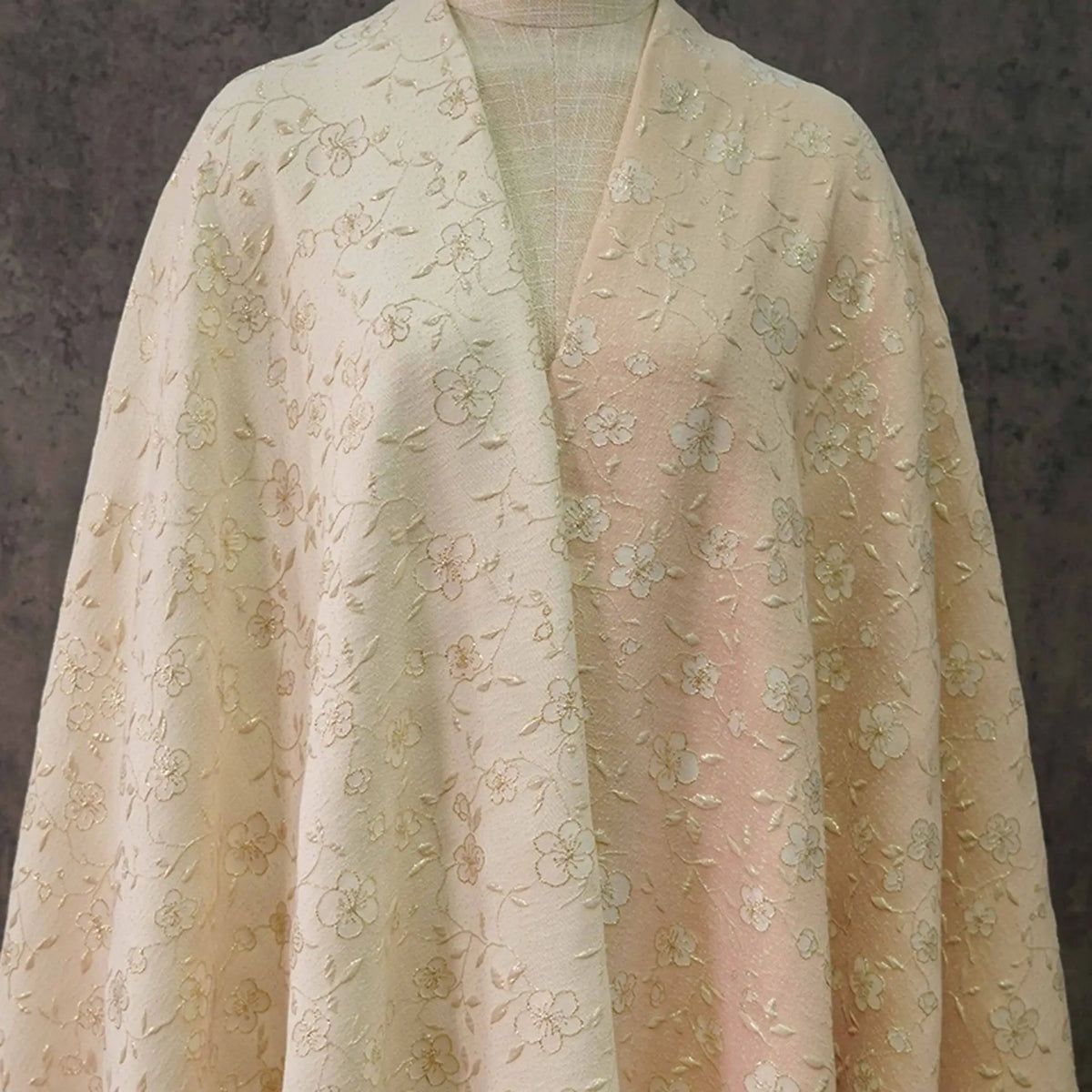 tissu brodé fleurs blanches vert clair beige polyester largeur 140cm opacité résistance intempéries respectueux