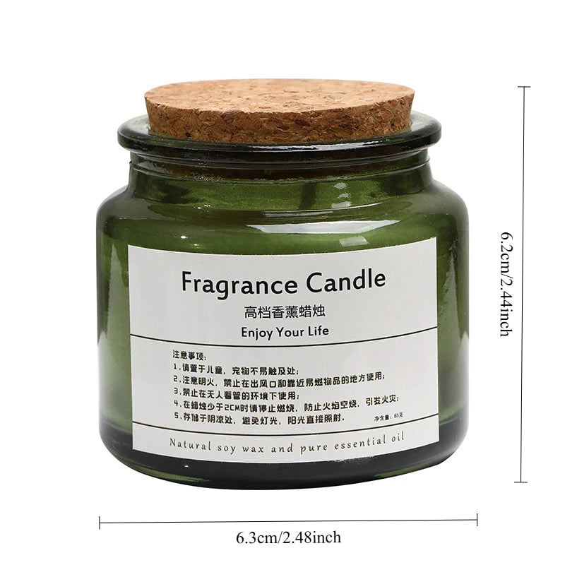 Bougie parfumée dans un bocal en verre vert avec un couvercle en liège, sur un fond blanc.