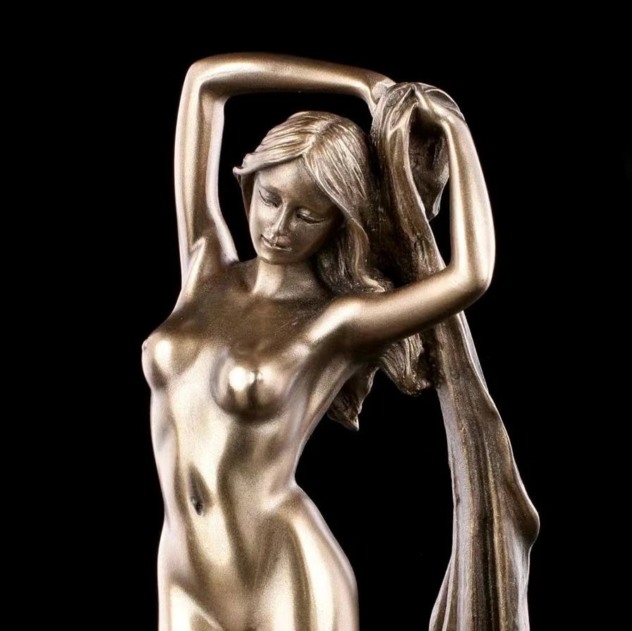 statue femme nue résine bronze détails musculaires drapé tissu classique art antique livres fleurs