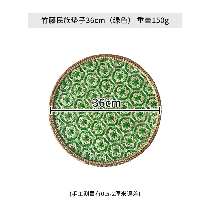 assiettes rondes décoratives tressées motifs géométriques bohèmes couleurs variées sous plats décoratifs