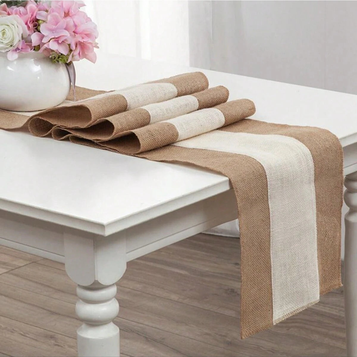 nappe tissée rustique beige marron bandes horizontales fleurs vase blanc couverts argentés chaises croisées