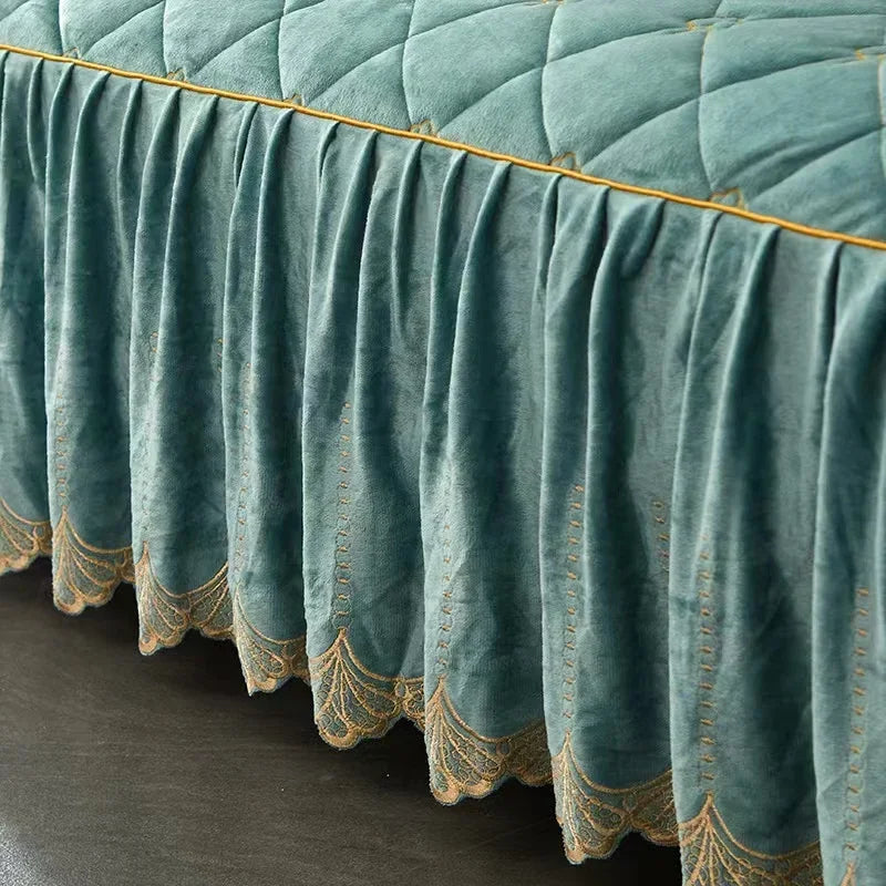 Vue d'ensemble du couvre-lit matelassé en chocolat sur un lit king size