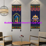 tapisserie bouddhiste ornements religieux symboles géométriques bleu multicolore crochets métalliques