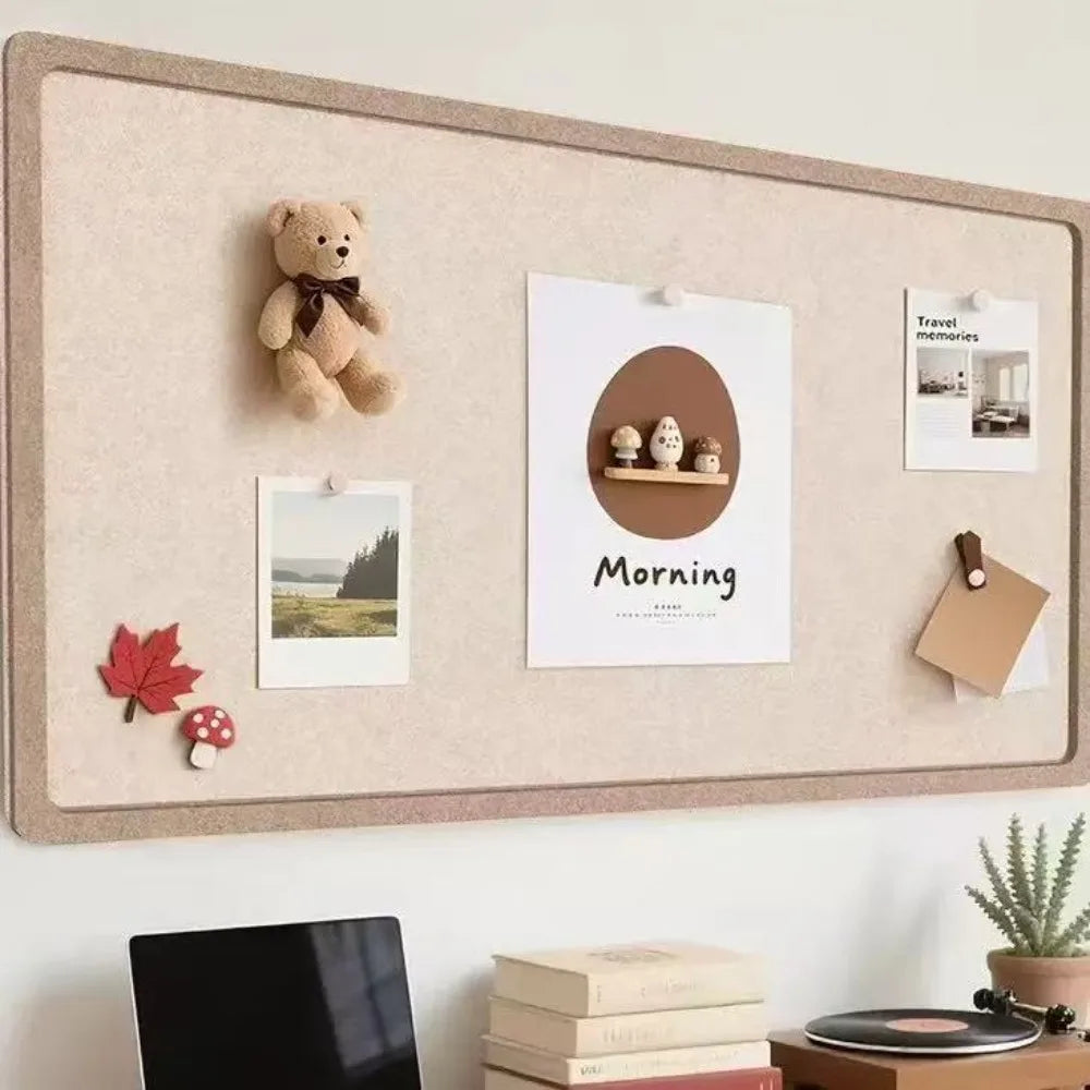 tableau clous marron clair feutre adhésif minimaliste papier notes figurines chambre