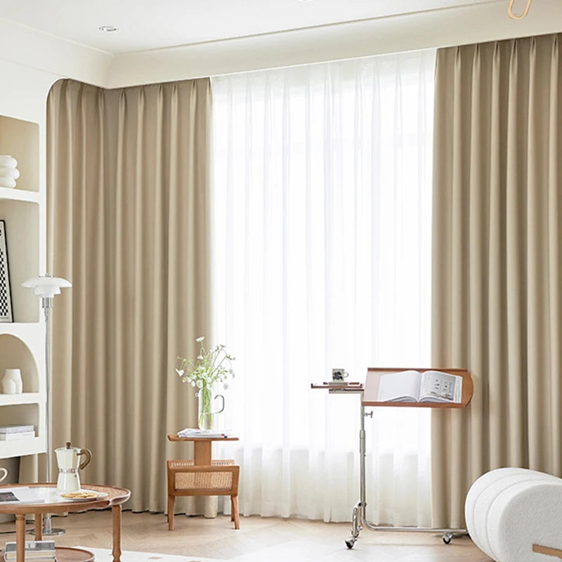Rideau occultant beige avec ouverture bipartite dans un salon