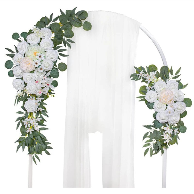 décoration mariage arche blanche tulle fleurs artificielles roses feuilles vertesextérieur