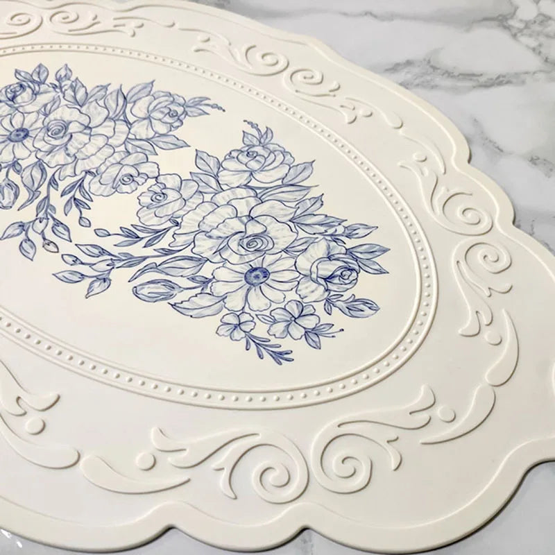 Napperon antidérapant avec motif fleurs en relief vu de près