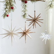 décoration noël étoile scintillante blanc doré suspendue vintage ambiance festive élégante
