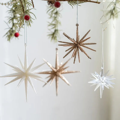Étoile de Noël champagne blanc suspendue à un sapin