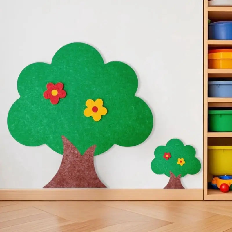 panneau mural arbre feutre vert rouge jaune rose orange décoration enfantine chambre classe