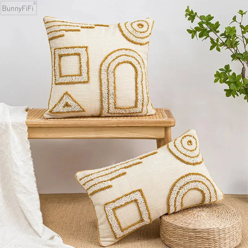 coussin carré rectangulaire beige motifs géométriques dorés pompons chambre salon déco