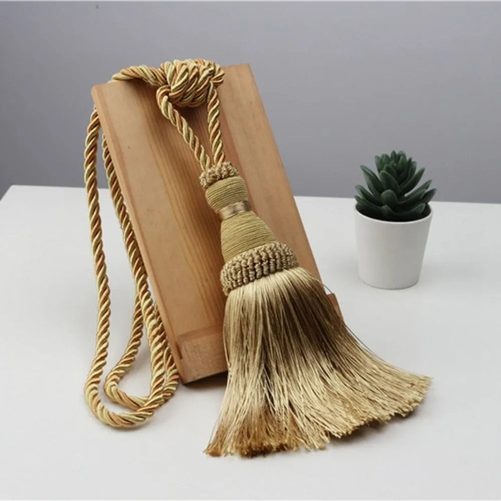 pompons rideau beige gris vert classiques attache bois franges opaques moderne decoration maison