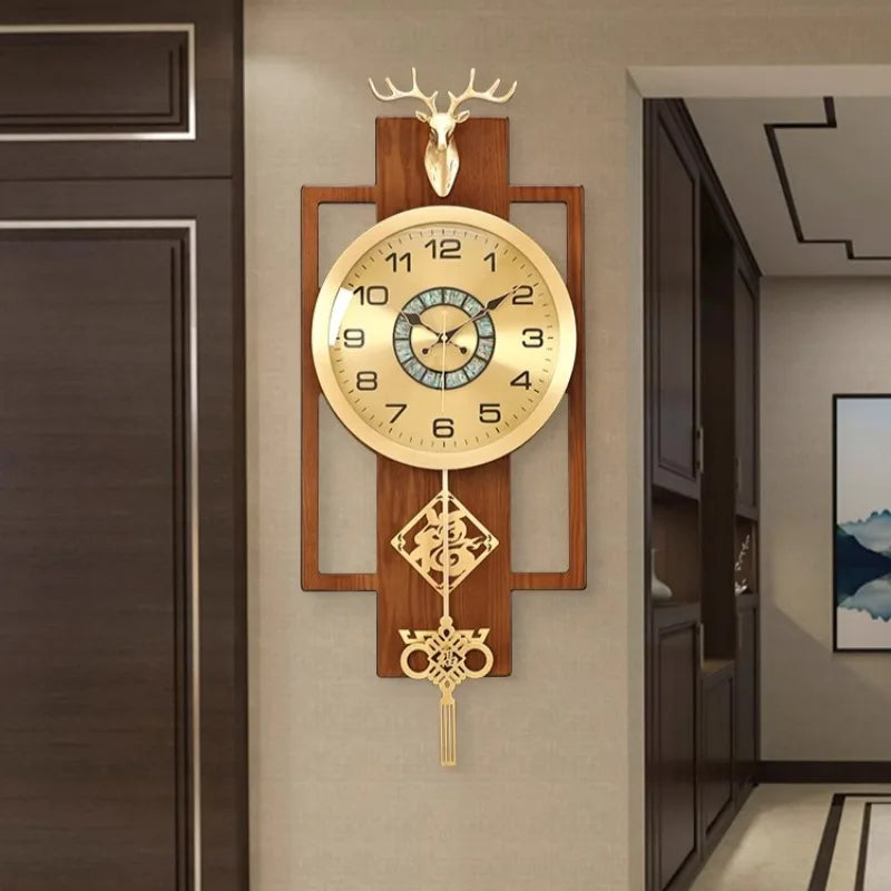 horloge murale bois or marron art déco motifs dorés cadran large salon chambre