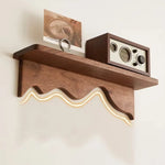 étagère murale bois marron clair texture naturelle moderne vis fixations objets rangement maison