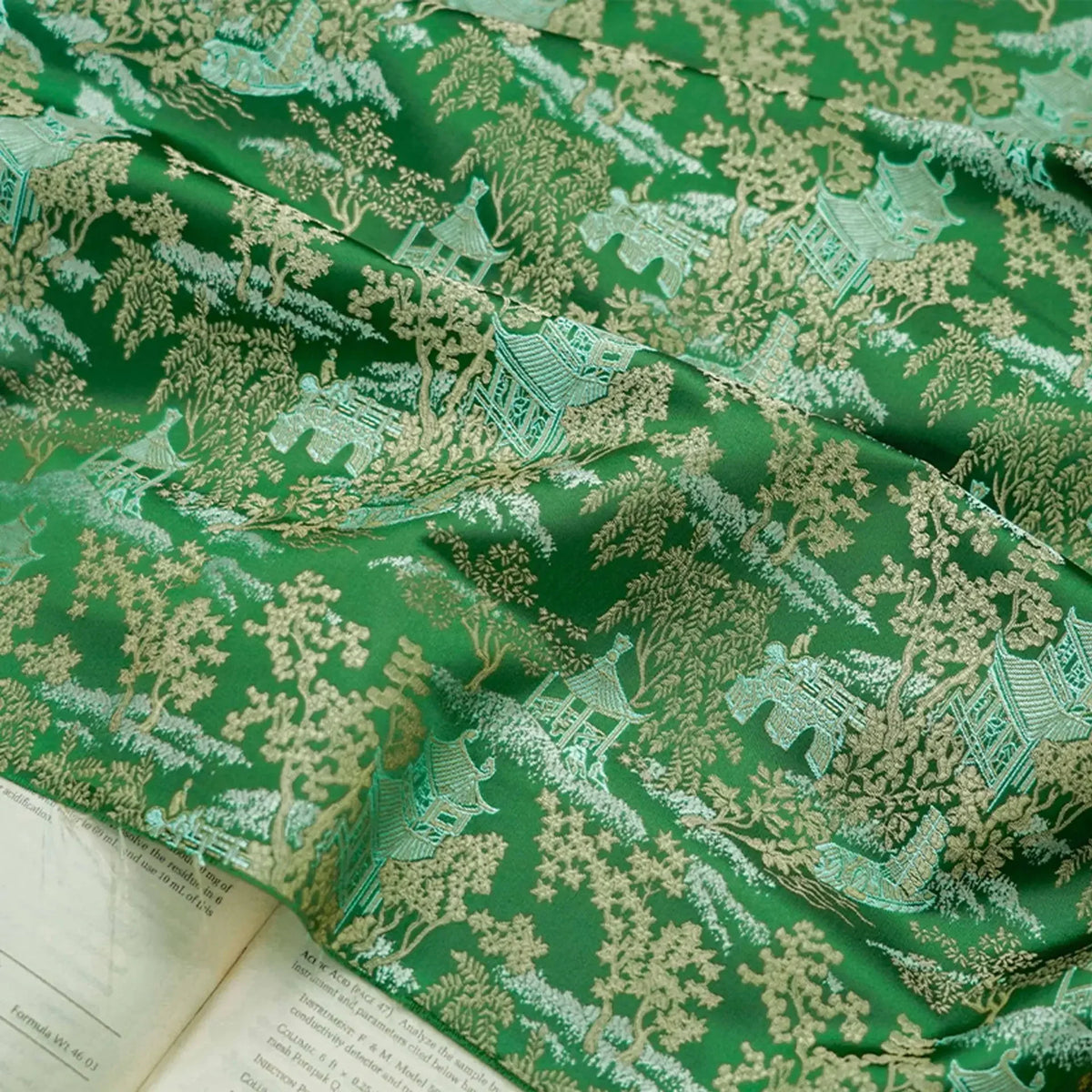 tissu brocart vert foncé motifs asiatiques semi transparent traditionnel décoration artisanale fleurs livre