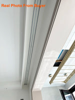 Rail de rideau double blanc dans un intérieur moderne