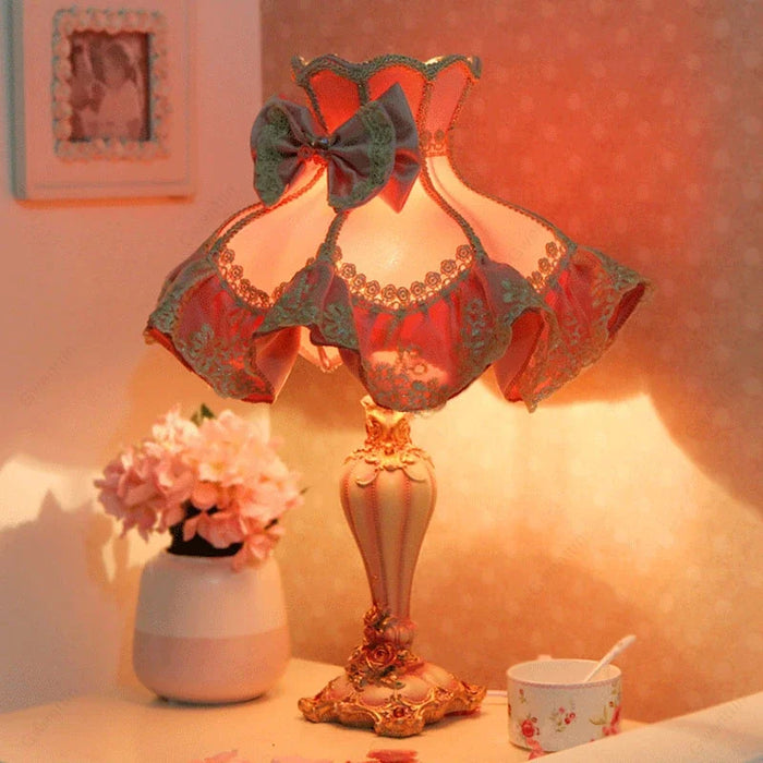 Lampe de chevet rose dentelle princesse sur table de nuit