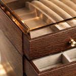 boîte bijoux bois marron classique tiroirs poignées dorées compartiments organisation élégante rangement transparent couvercle