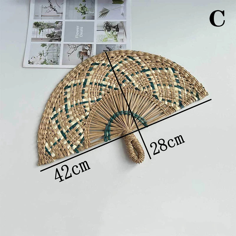 éventail pliant tissé raphia motifs géométriques naturel vert bleu marron jaune anneaux métalliques traditionnel