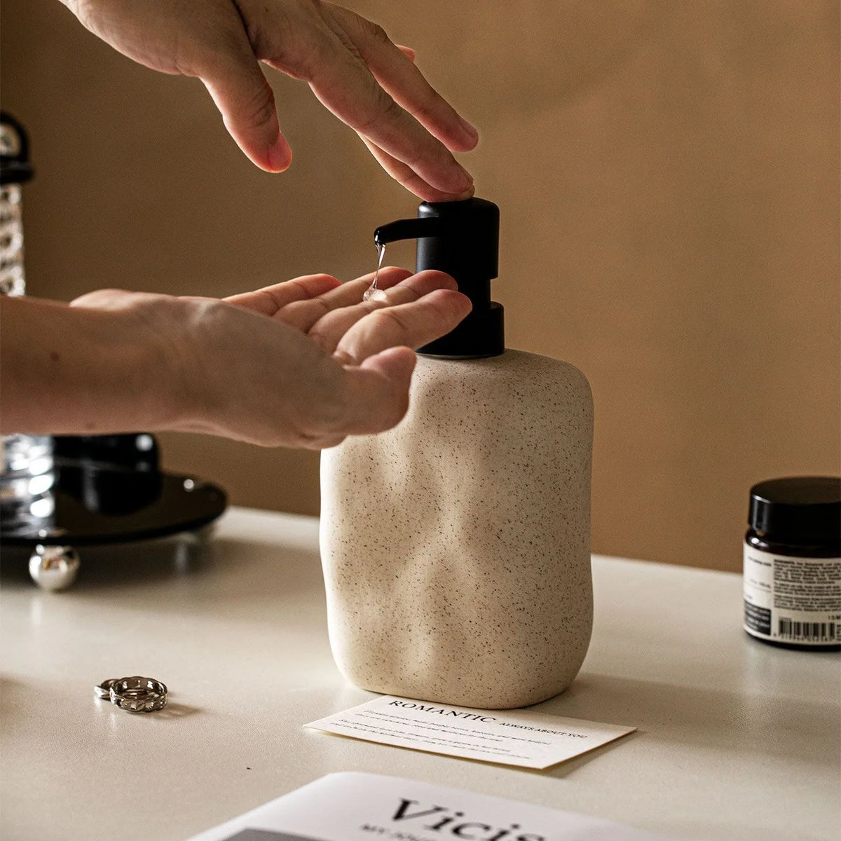 distributeur savon liquide céramique texture granulée moderne minimaliste beige noir