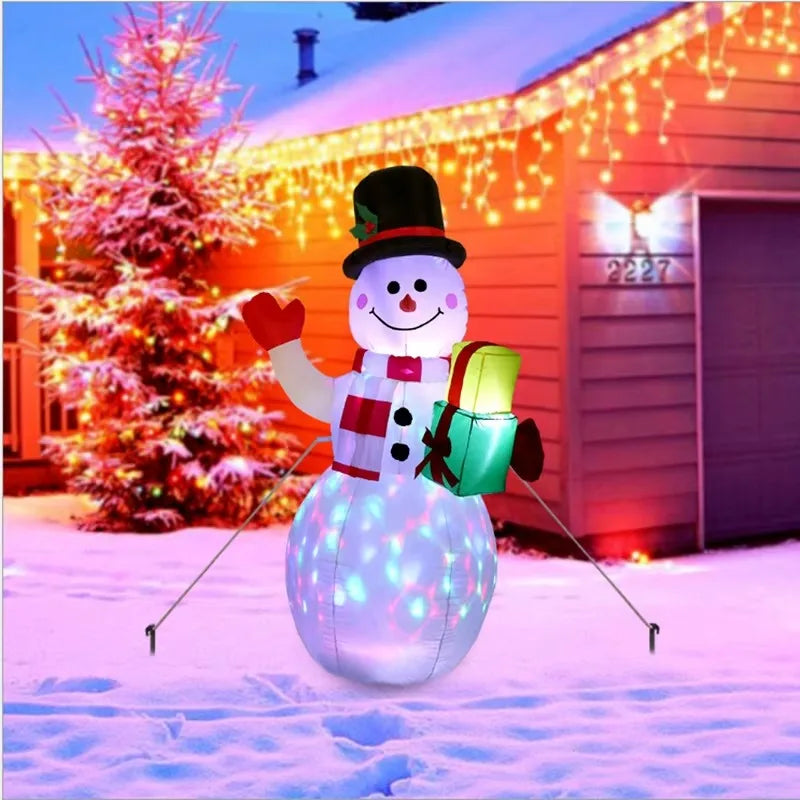 Bonhomme de neige gonflable lumineux dans un jardin enneigé