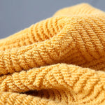 Gros plan sur une texture douce et moelleuse de tissu en laine jaune vif.