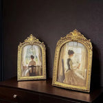 cadre photo ornemental vintage baroque décoration sculptée photos femmes robes ancienne fenêtre bouteille parfum