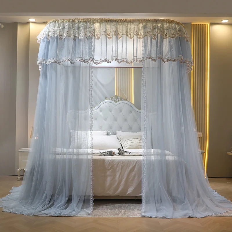 Un lit à baldaquin élégant doté d'un rideau aérien en dentelle gris clair offrant une atmosphère romantique et féminine à la chambre.