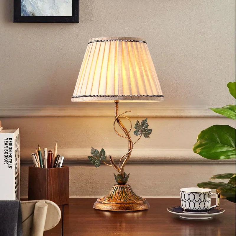 lampe table classique abat jour rayé beige ornement métal doré feuilles vertes interrupteur câble