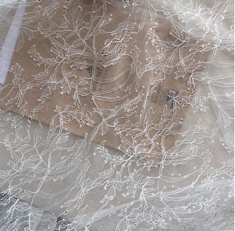 tissu dentelle broderie florale fine blanc translucide délicat élégant bricolage décoration maison bibliothèque