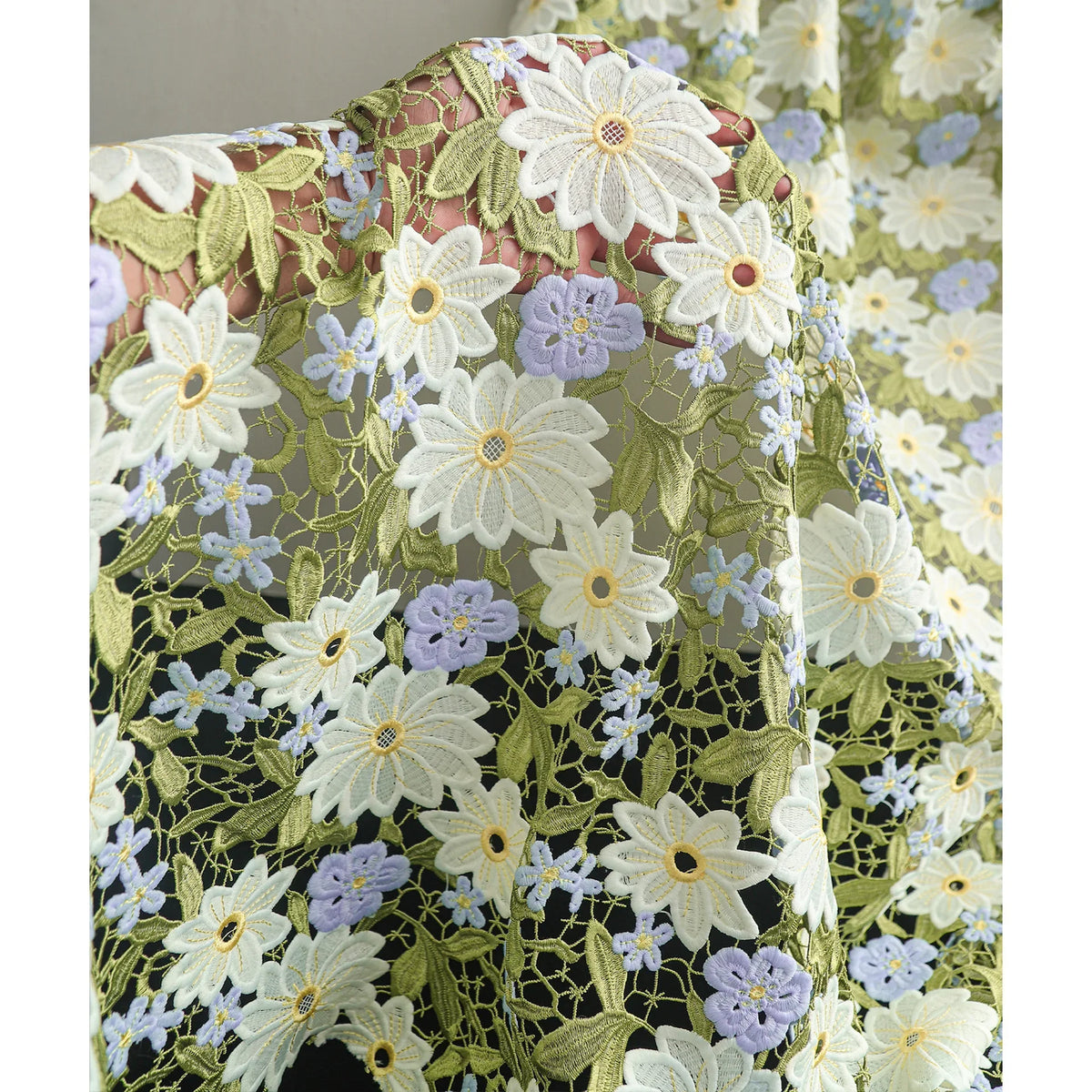 tissu brodé floral motifs floraux transparent polyester délicat romantique marguerites fleurs