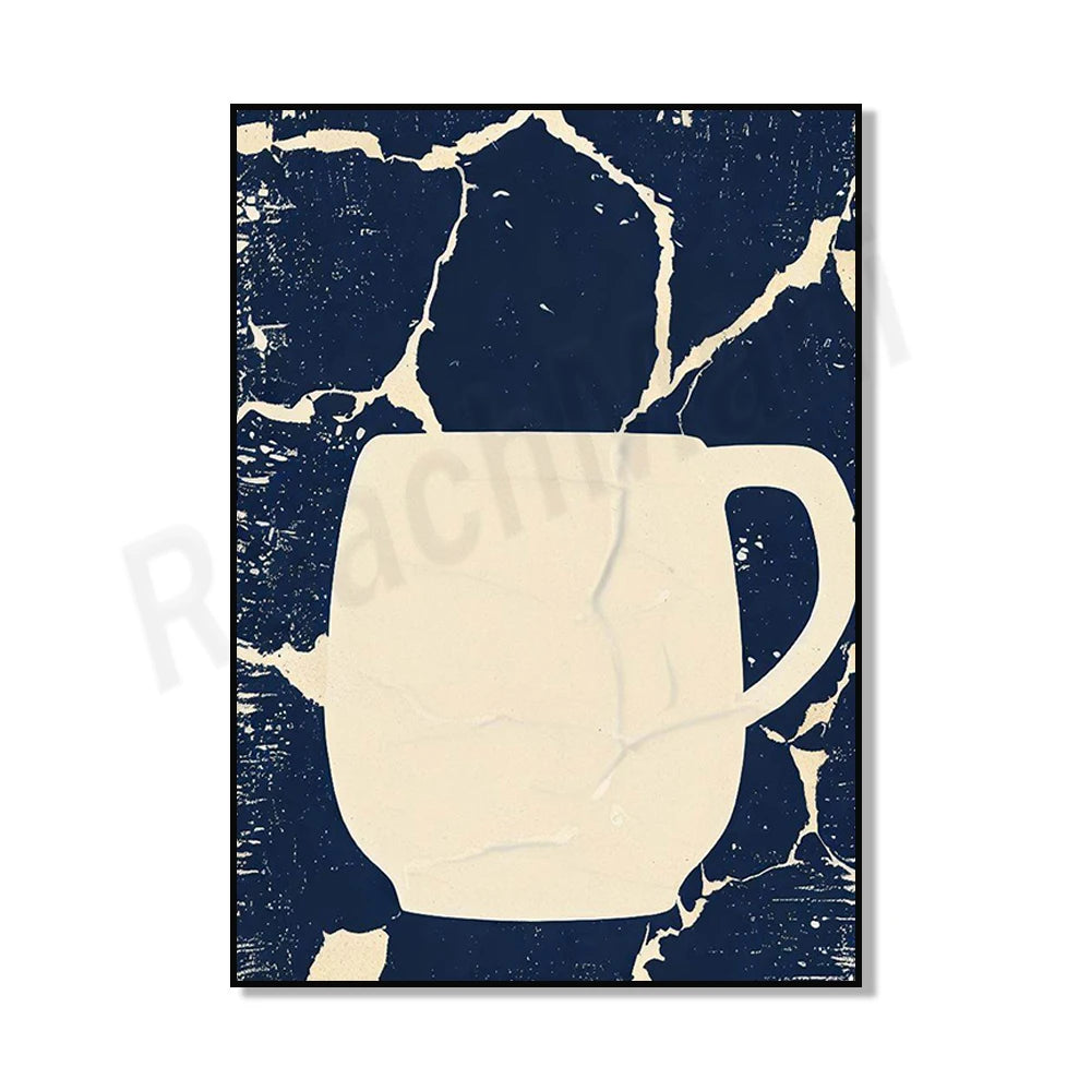 Tasse en céramique de couleur crème sur un fond texturé bleu foncé.